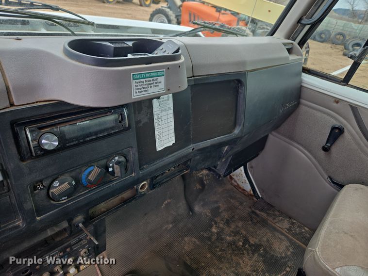 image for item DT7062 2001 International 4700 utility / service truck