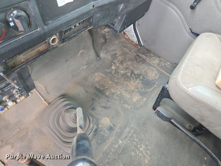 image for item DT7062 2001 International 4700 utility / service truck