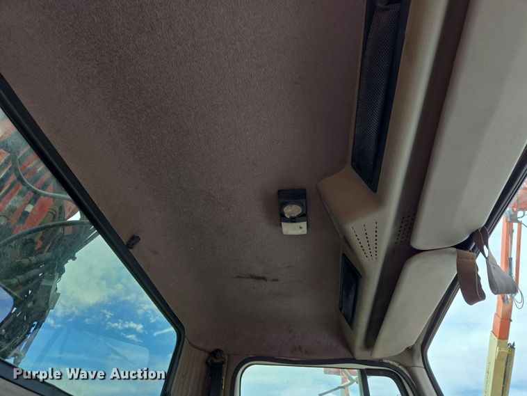 image for item DT7062 2001 International 4700 utility / service truck