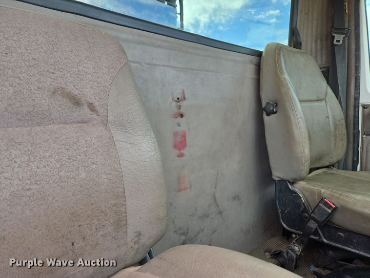 image for item DT7062 2001 International 4700 utility / service truck