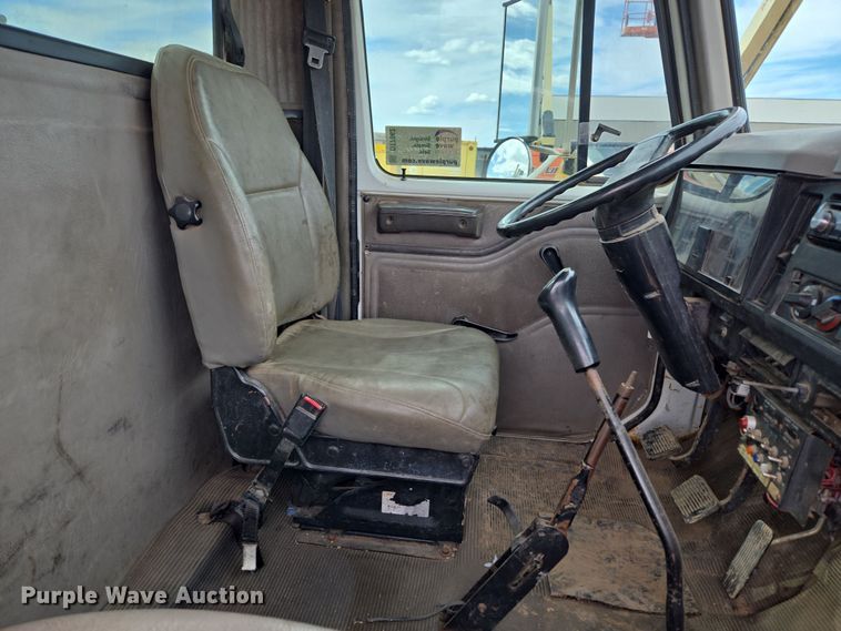 image for item DT7062 2001 International 4700 utility / service truck