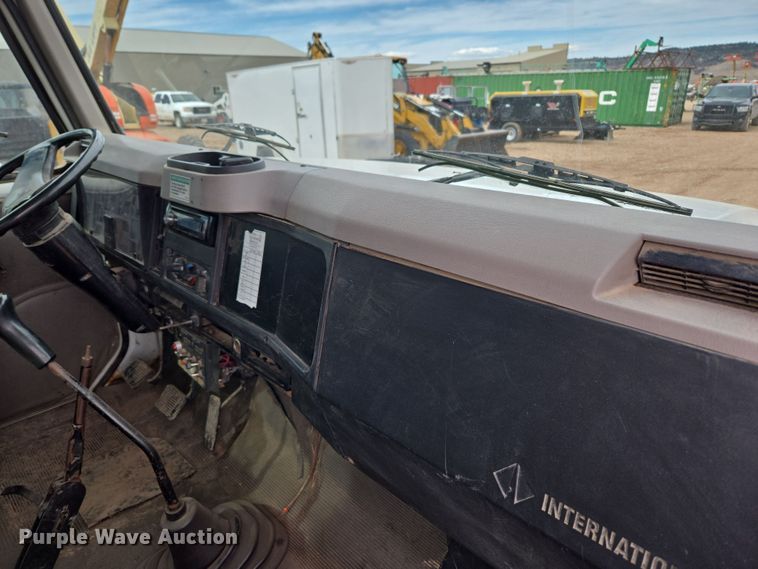 image for item DT7062 2001 International 4700 utility / service truck