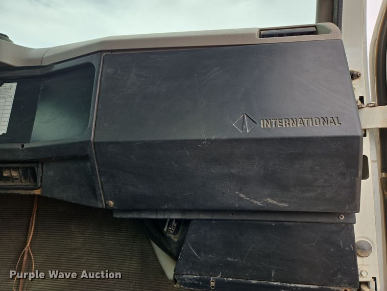 image for item DT7062 2001 International 4700 utility / service truck