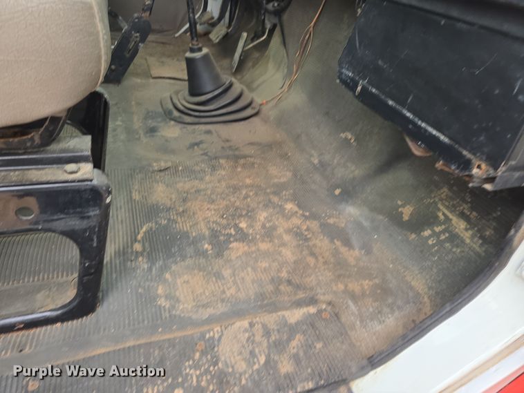 image for item DT7062 2001 International 4700 utility / service truck