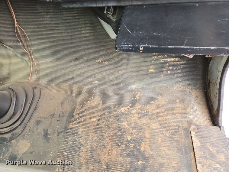 image for item DT7062 2001 International 4700 utility / service truck