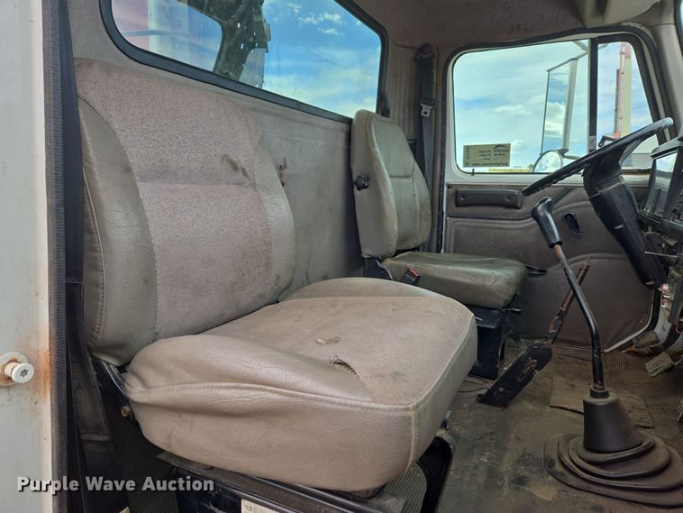 image for item DT7062 2001 International 4700 utility / service truck