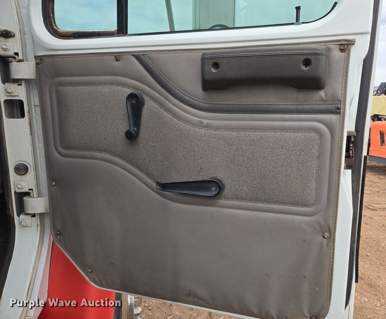 image for item DT7062 2001 International 4700 utility / service truck