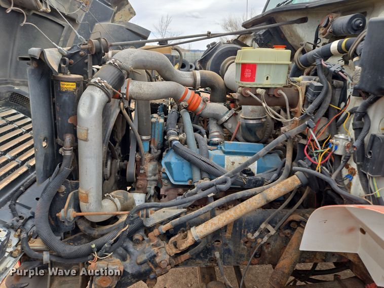 image for item DT7062 2001 International 4700 utility / service truck