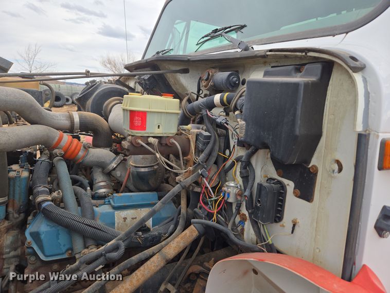 image for item DT7062 2001 International 4700 utility / service truck