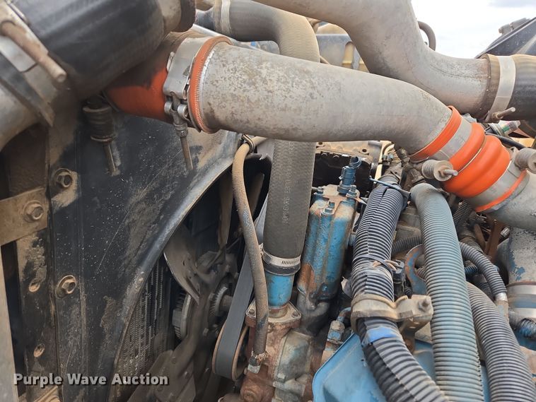 image for item DT7062 2001 International 4700 utility / service truck