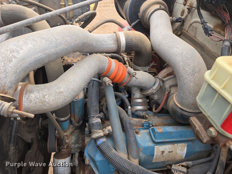 image for item DT7062 2001 International 4700 utility / service truck