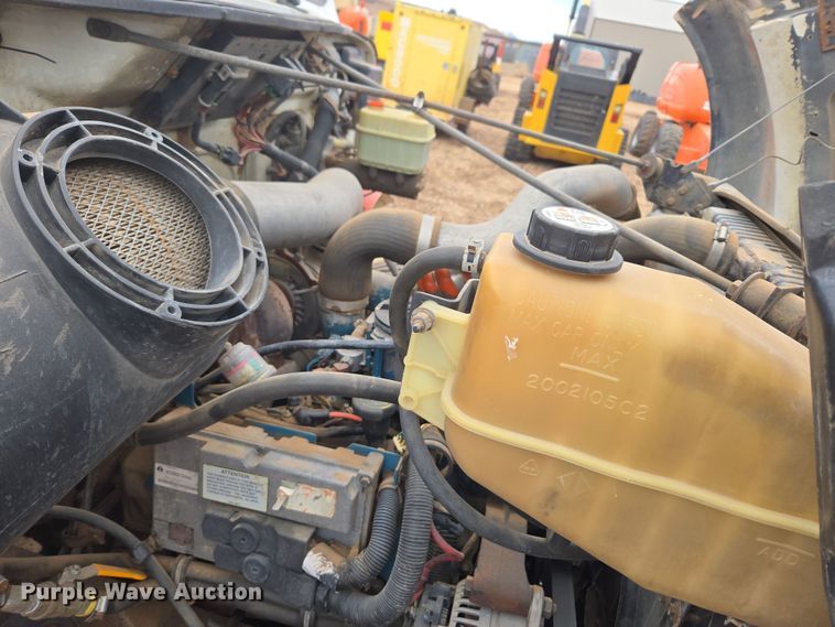 image for item DT7062 2001 International 4700 utility / service truck