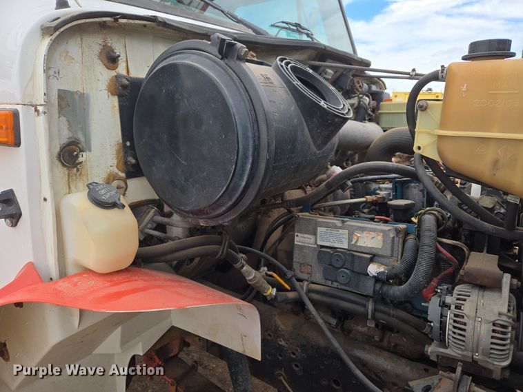 image for item DT7062 2001 International 4700 utility / service truck