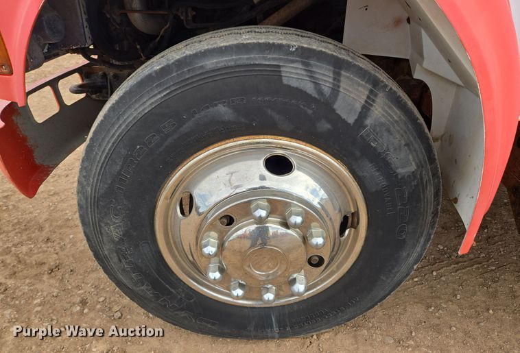 image for item DT7062 2001 International 4700 utility / service truck