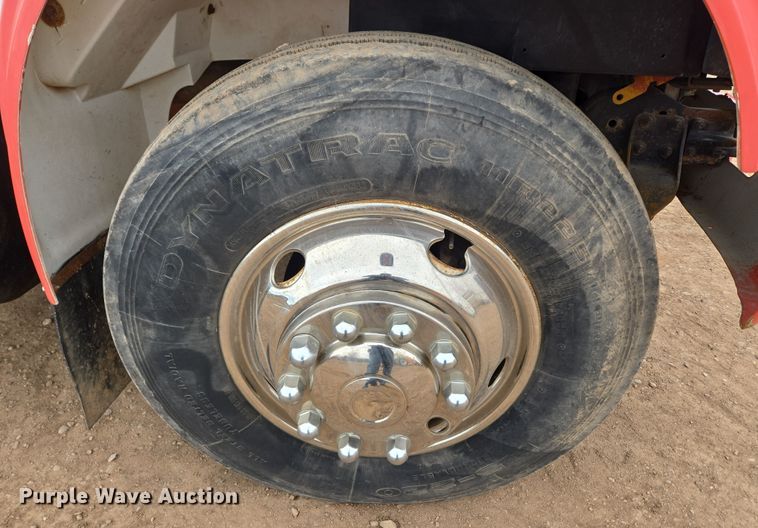 image for item DT7062 2001 International 4700 utility / service truck