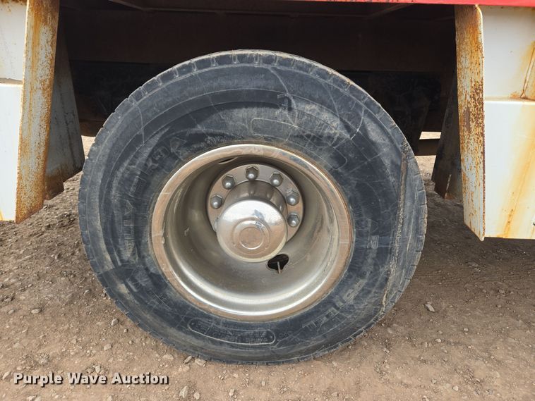 image for item DT7062 2001 International 4700 utility / service truck