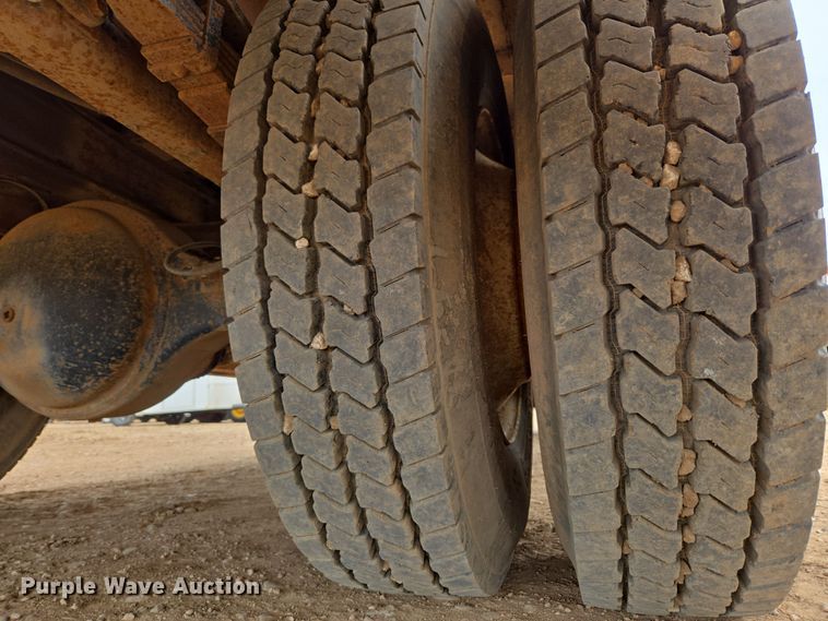 image for item DT7062 2001 International 4700 utility / service truck