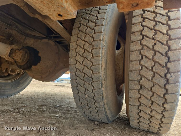 image for item DT7062 2001 International 4700 utility / service truck