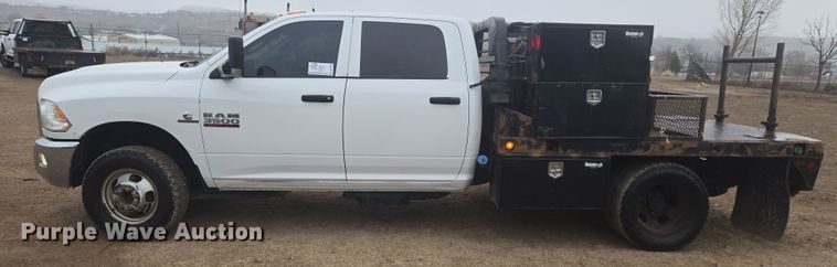 image for item DT7065 2017 Dodge Ram 3500 Crew Cab flatbed pickup truck