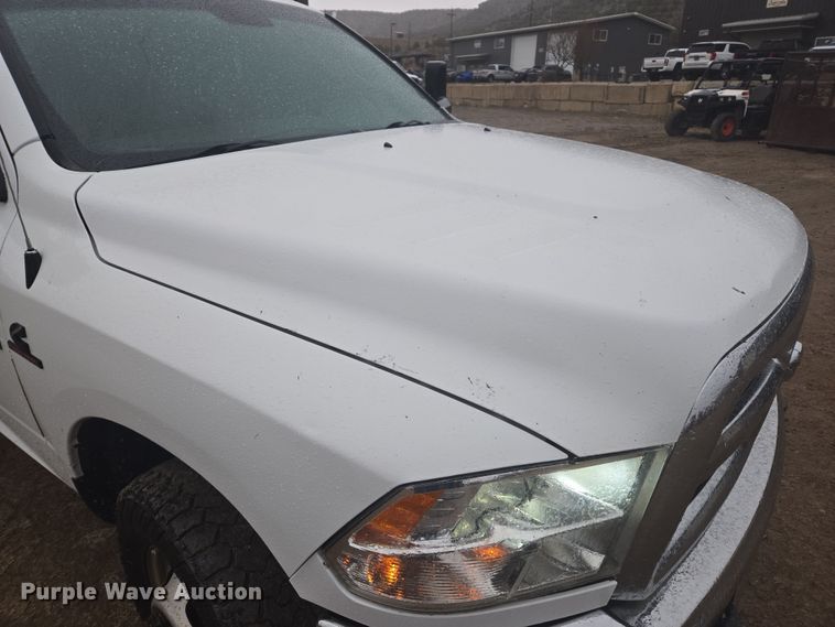 image for item DT7065 2017 Dodge Ram 3500 Crew Cab flatbed pickup truck