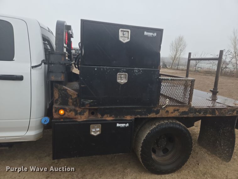 image for item DT7065 2017 Dodge Ram 3500 Crew Cab flatbed pickup truck