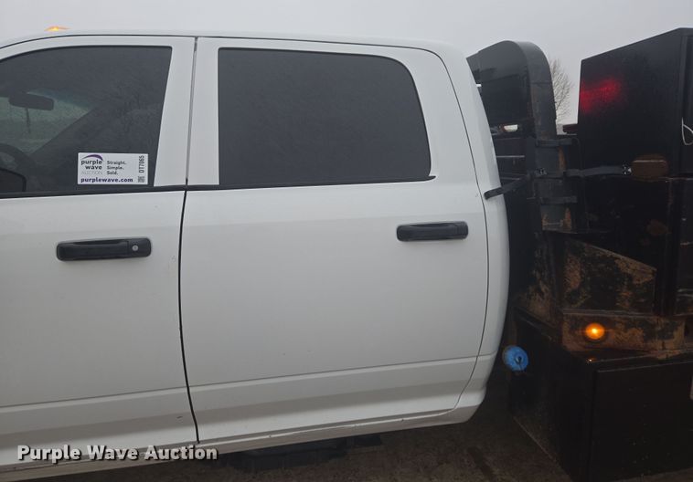 image for item DT7065 2017 Dodge Ram 3500 Crew Cab flatbed pickup truck