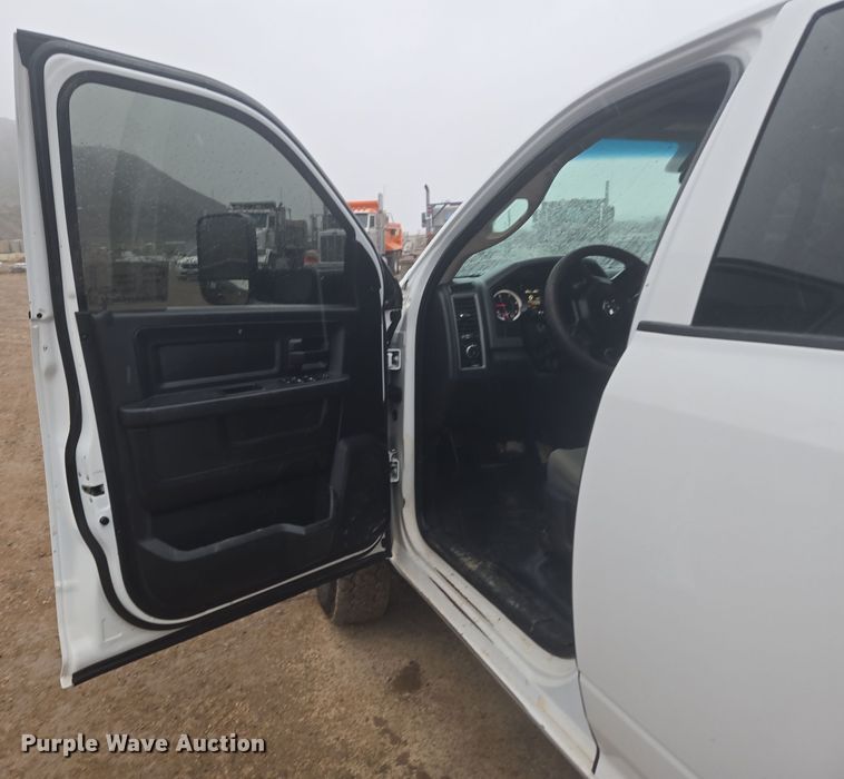 image for item DT7065 2017 Dodge Ram 3500 Crew Cab flatbed pickup truck