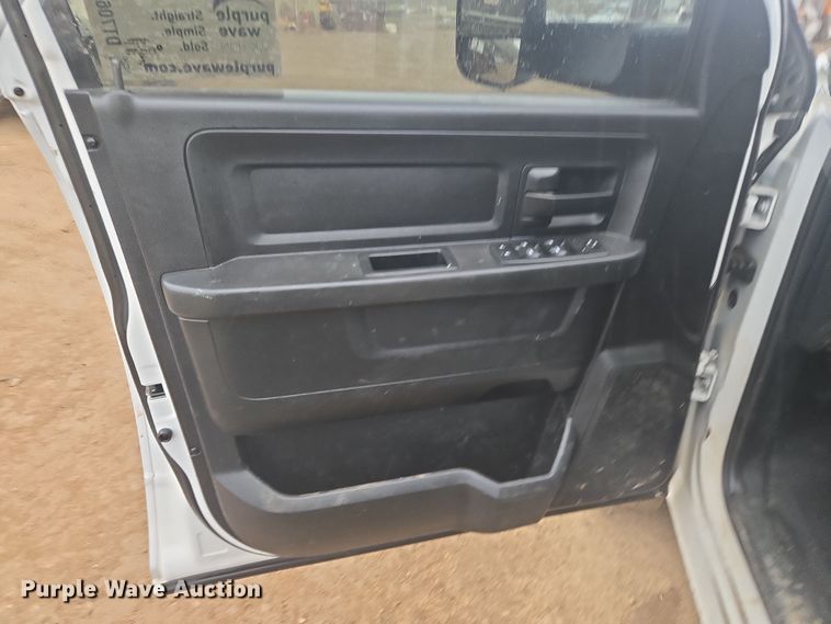 image for item DT7065 2017 Dodge Ram 3500 Crew Cab flatbed pickup truck