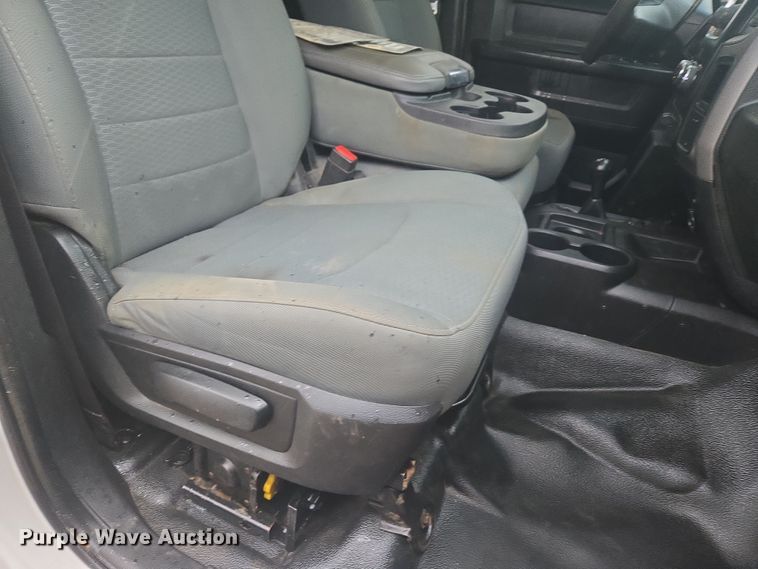 image for item DT7065 2017 Dodge Ram 3500 Crew Cab flatbed pickup truck