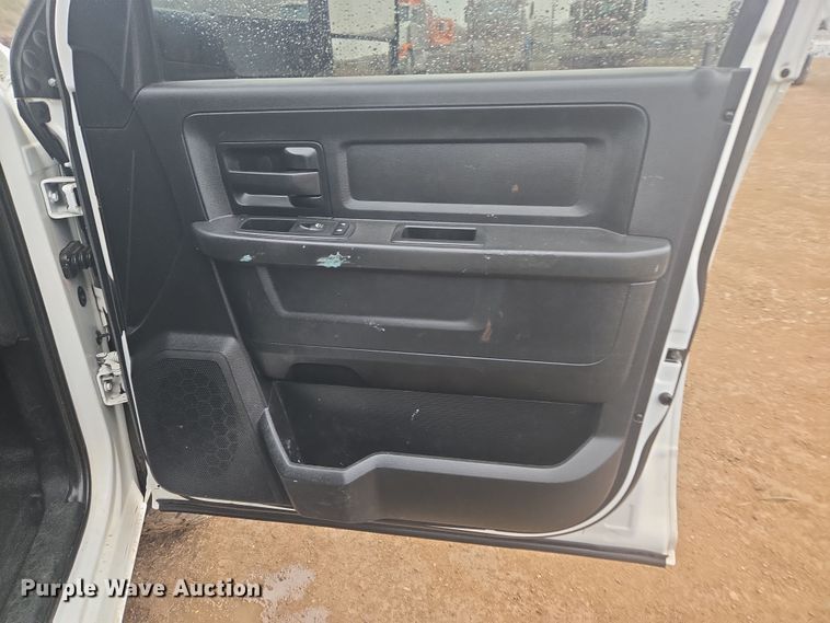 image for item DT7065 2017 Dodge Ram 3500 Crew Cab flatbed pickup truck