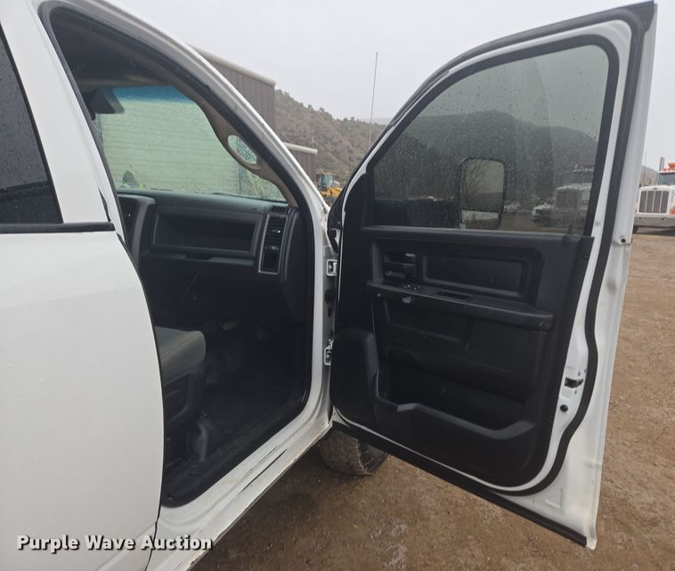 image for item DT7065 2017 Dodge Ram 3500 Crew Cab flatbed pickup truck