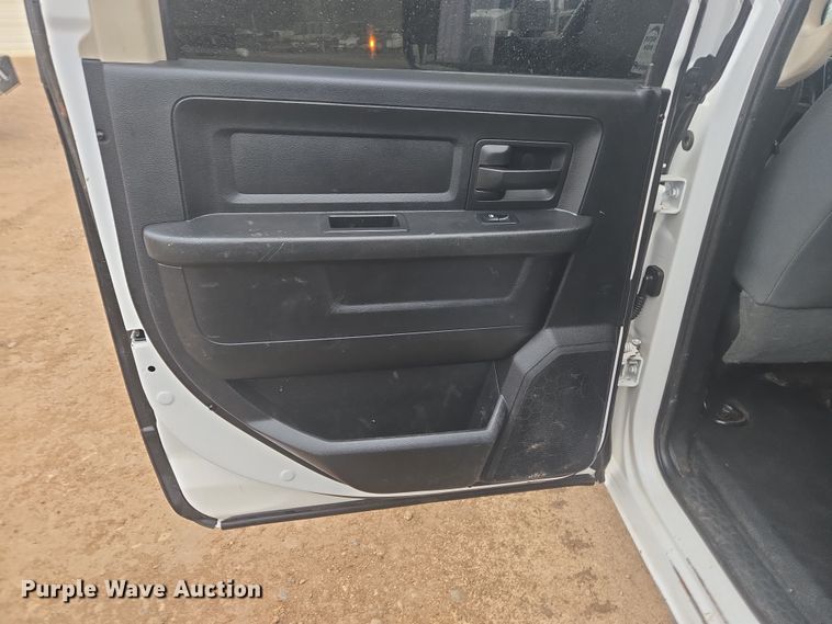 image for item DT7065 2017 Dodge Ram 3500 Crew Cab flatbed pickup truck