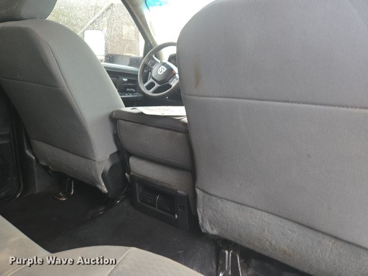 image for item DT7065 2017 Dodge Ram 3500 Crew Cab flatbed pickup truck