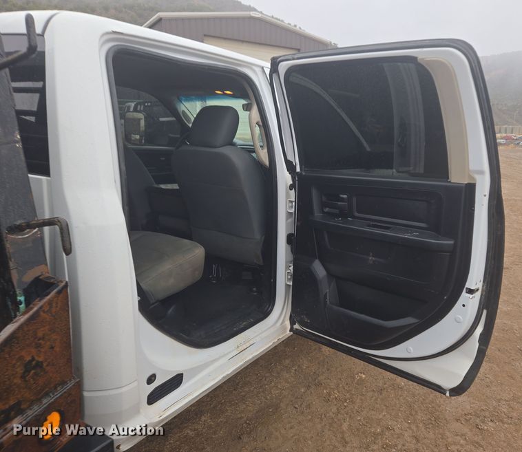 image for item DT7065 2017 Dodge Ram 3500 Crew Cab flatbed pickup truck