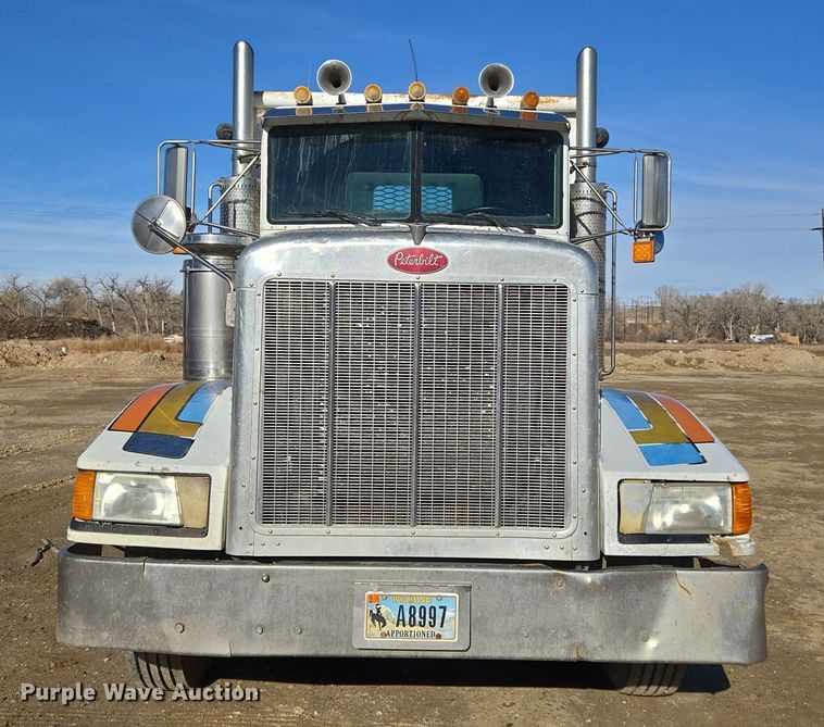 image for item DT7068 1989 Peterbilt 377 flatbed truck
