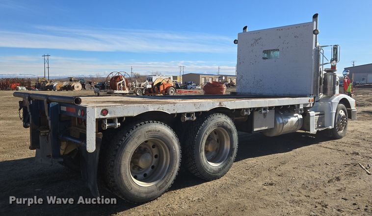 image for item DT7068 1989 Peterbilt 377 flatbed truck