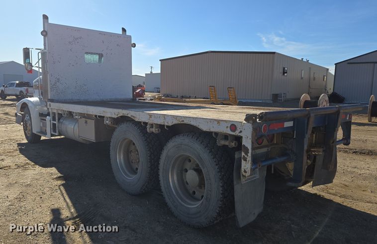 image for item DT7068 1989 Peterbilt 377 flatbed truck