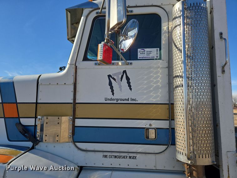 image for item DT7068 1989 Peterbilt 377 flatbed truck