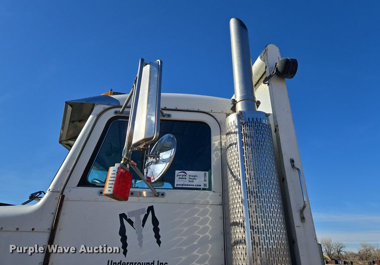 image for item DT7068 1989 Peterbilt 377 flatbed truck