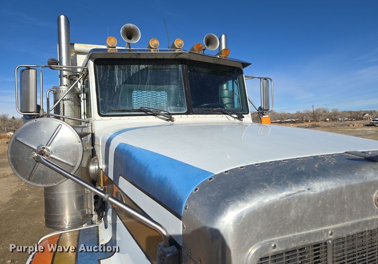 image for item DT7068 1989 Peterbilt 377 flatbed truck