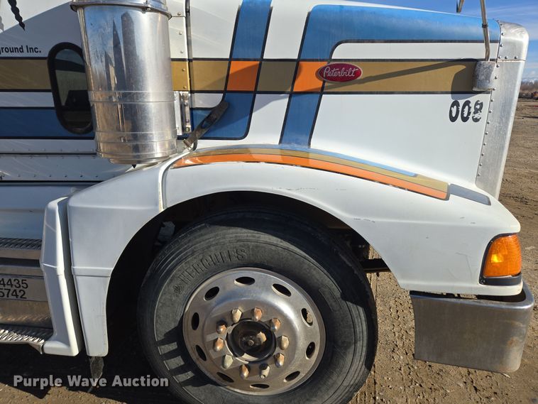 image for item DT7068 1989 Peterbilt 377 flatbed truck