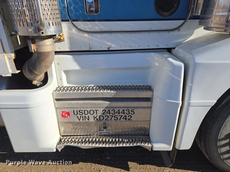 image for item DT7068 1989 Peterbilt 377 flatbed truck