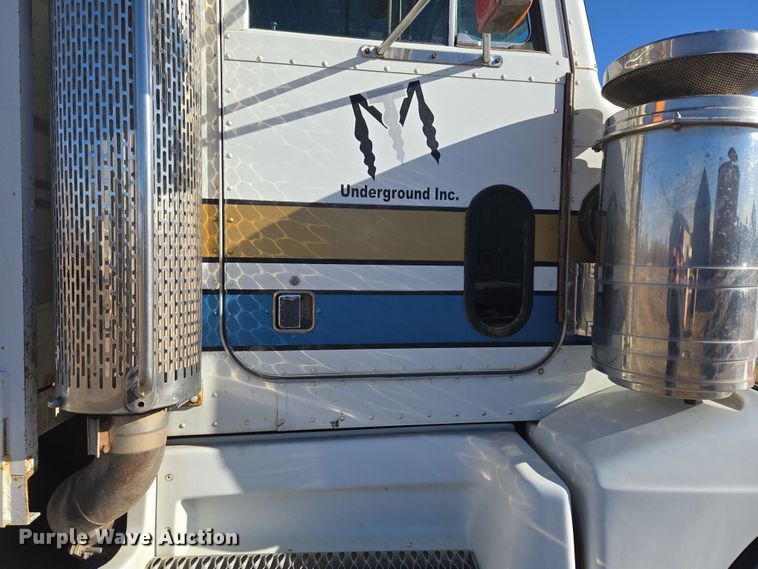 image for item DT7068 1989 Peterbilt 377 flatbed truck