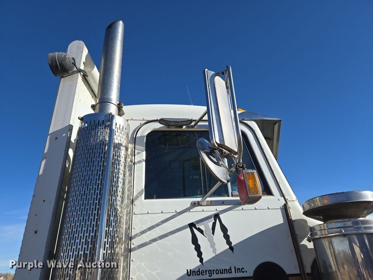 image for item DT7068 1989 Peterbilt 377 flatbed truck