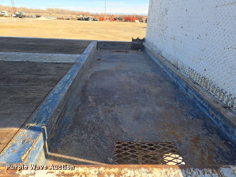 image for item DT7068 1989 Peterbilt 377 flatbed truck