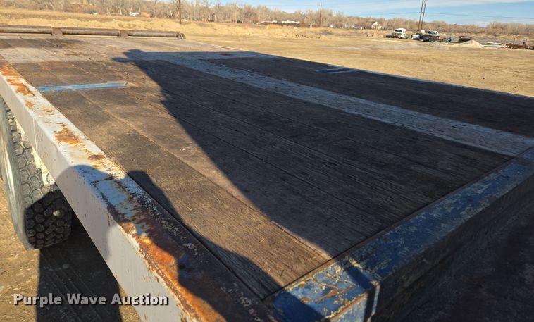 image for item DT7068 1989 Peterbilt 377 flatbed truck