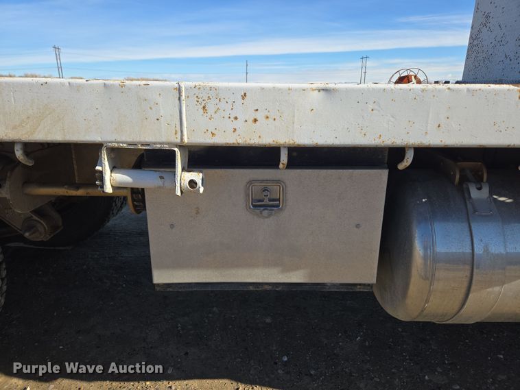 image for item DT7068 1989 Peterbilt 377 flatbed truck