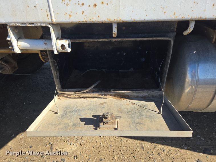 image for item DT7068 1989 Peterbilt 377 flatbed truck