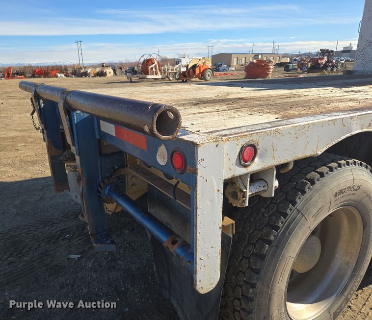 image for item DT7068 1989 Peterbilt 377 flatbed truck