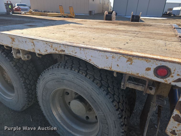 image for item DT7068 1989 Peterbilt 377 flatbed truck